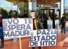 Productores de leche protestan para exigir el fin de los bloqueos de carreteras en el país este miércoles, en el Aeropuerto Jorge Wilstermann en Cochabamba (Bolivia). EFE/Jorge Ábrego
