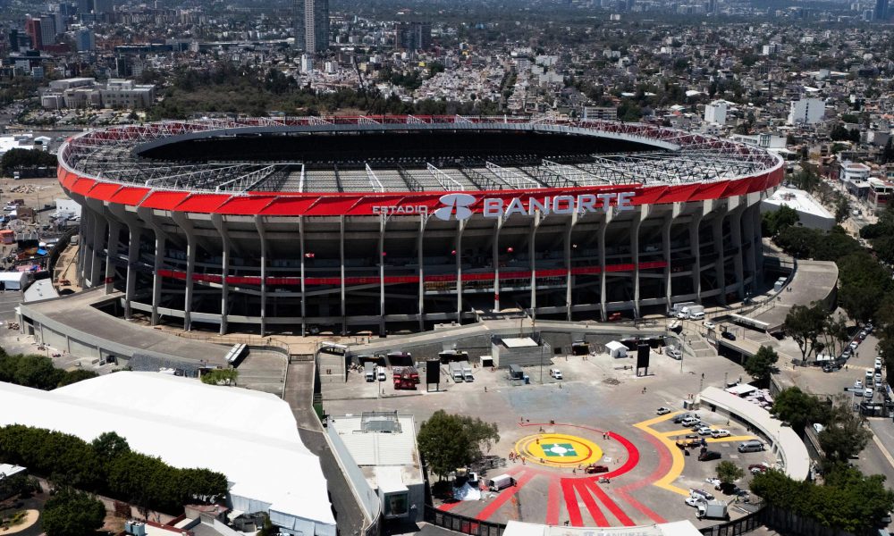 Fotografía aérea que muestra el estadio Azteca 'Banorte' el 27 de marzo de 2026, en Ciudad de México (México). A un mes del arranque de la Copa Mundial de fútbol 2026, México lamenta su papel secundario ante Estados Unidos, por contar con apenas 13 partidos de los más de 100 del torneo, además de la alargada sombra del presidente estadounidense, Donald Trump, que opaca las celebraciones en el país. EFE/ Tomas Pérez
