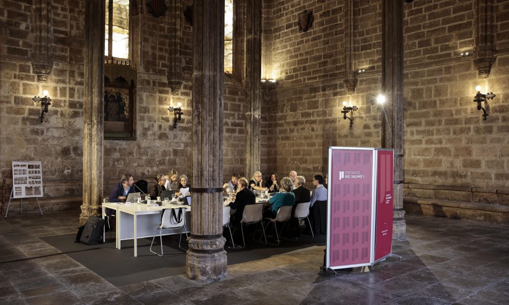 Deliberación de los jurados de la trigésima octava edición de los Premios Rei Jaume I, entre ellos 25 premios Nobel, que dan a conocer este martes a los galardonados con 100.000 euros en cada una de sus siete categorías (Investigación Básica, Economía, Investigación Biomédica, Investigación Clínica y Salud Pública, Protección del Medio Ambiente, Nuevas Tecnologías y Revelación Empresarial) de entre 240 candidaturas. EFE/Biel Aliño