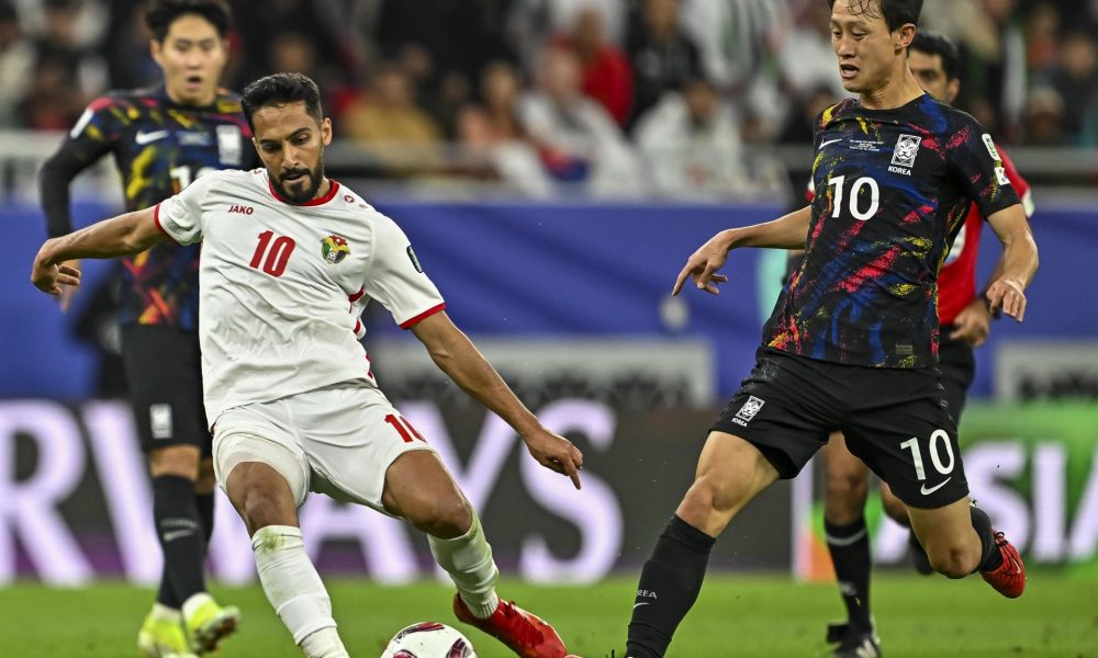 Fotografía de Noushad Thekkayil, en la que puede verse en una imagen de archivo del 6 de febrero de 2024 al internacional jordano Mousa Al Tamari (i), durante un partido. EFE