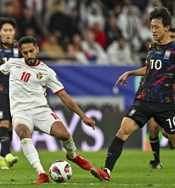 Fotografía de Noushad Thekkayil, en la que puede verse en una imagen de archivo del 6 de febrero de 2024 al internacional jordano Mousa Al Tamari (i), durante un partido. EFE
