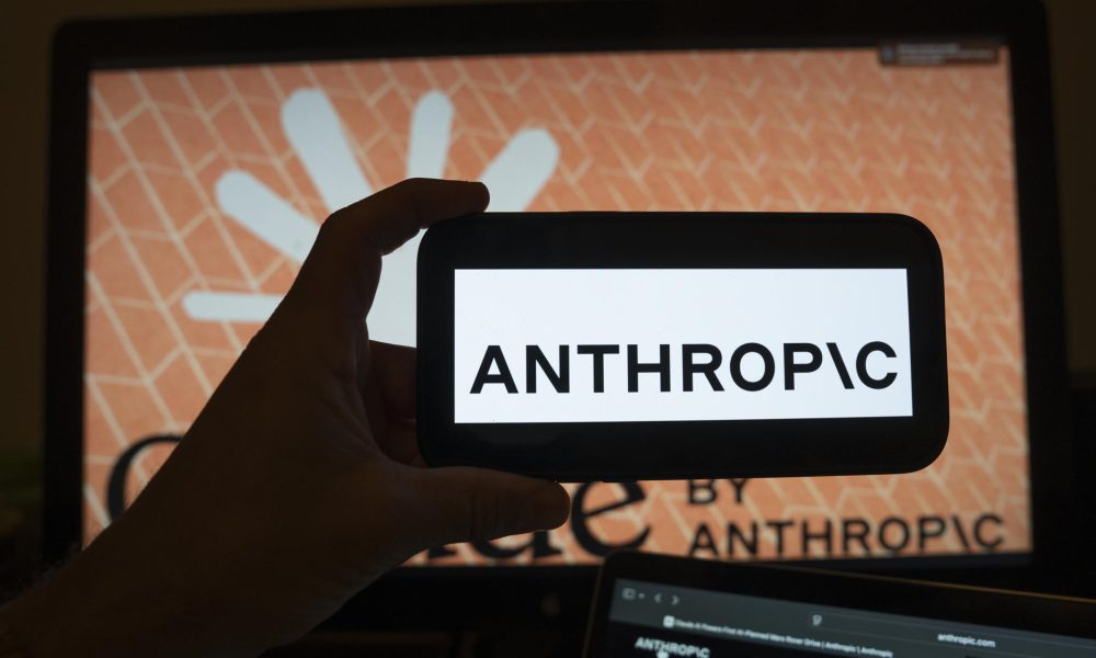 Fotografía de archivo de una persona que sostiene un teléfono con el logotipo de la inteligencia artificial (IA) Anthropic, en Nueva York (Estados Unidos). EFE/ Angel Colmenares