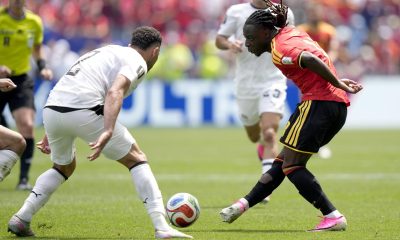 Jeremy Doku (D) de Bélgica en acción contra Yasser Ibrahim de Egipto durante el partido del grupo de la Copa Mundial de la FIFA 2026 entre Bélgica y Egipto, en Seattle, EE.UU. EFE/EPA/STEPHEN BRASHEAR