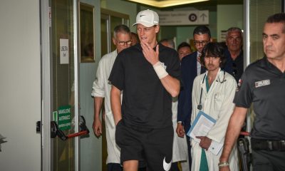 Jannik Sinner abandona el hospital San Raffaele de Milan, Italia. EFE/EPA/MATTEO CORNER