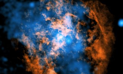 Esta imagen compuesta muestra evidencia de un viento que sopla alejándose de Sagitario A* (Sgr A*), el agujero negro supermasivo en el centro de nuestra galaxia. El punto blanco en el centro de la imagen muestra a Sgr A*. En naranja se presentan los datos de los radiotelescopios del Atacama Large Millimeter/Submillimeter Array (ALMA) en Chile, los cuales mapean la ubicación del gas frío compuesto de monóxido de carbono en la imagen. En azul se muestran los datos de rayos X del Observatorio de Rayos X Chandra de la NASA. Una gran cavidad en forma de cono, visible como una ausencia de gas frío en los datos de ALMA, está llena de gas caliente que emite rayos X en los datos de Chandra. Los investigadores piensan que un viento caliente y energético que sopla desde Sgr A* creó esta estructura al barrer el gas frío o al calentarlo. Rayos X: NASA/CXC/Northwestern Univ./M. Gorski; Radio: ESO/NAOJ/NRAO/ALMA; Procesamiento de imágenes: NASA/CXC/SAO/K. Arcand y P. Edmonds