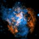 Esta imagen compuesta muestra evidencia de un viento que sopla alejándose de Sagitario A* (Sgr A*), el agujero negro supermasivo en el centro de nuestra galaxia. El punto blanco en el centro de la imagen muestra a Sgr A*. En naranja se presentan los datos de los radiotelescopios del Atacama Large Millimeter/Submillimeter Array (ALMA) en Chile, los cuales mapean la ubicación del gas frío compuesto de monóxido de carbono en la imagen. En azul se muestran los datos de rayos X del Observatorio de Rayos X Chandra de la NASA. Una gran cavidad en forma de cono, visible como una ausencia de gas frío en los datos de ALMA, está llena de gas caliente que emite rayos X en los datos de Chandra. Los investigadores piensan que un viento caliente y energético que sopla desde Sgr A* creó esta estructura al barrer el gas frío o al calentarlo. Rayos X: NASA/CXC/Northwestern Univ./M. Gorski; Radio: ESO/NAOJ/NRAO/ALMA; Procesamiento de imágenes: NASA/CXC/SAO/K. Arcand y P. Edmonds