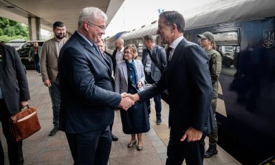 El secretario general de la OTAN, Mark Rutte (d), llegó este miércoles en tren a la capital ucraniana, en una nueva visita al país del jefe de la Alianza que tiene lugar un día después de que Rusia lanzara uno de sus ataques más masivos de toda la guerra contra Kiev y otras ciudades de Ucrania. En un mensaje en X, el ministro ucraniano de Exteriores, Andrí Sibiga, informó de la llegada de Rutte a Kiev "para conversaciones con el presidente" ucraniano, Volodímir Zelenski, y para "importantes reuniones". EFE/ Ministerio de Asuntos Exteriores de Ucrania  - SOLO USO EDITORIAL/SOLO DISPONIBLE PARA ILUSTRAR LA NOTICIA QUE ACOMPAÑA (CRÉDITO OBLIGATORIO) -
