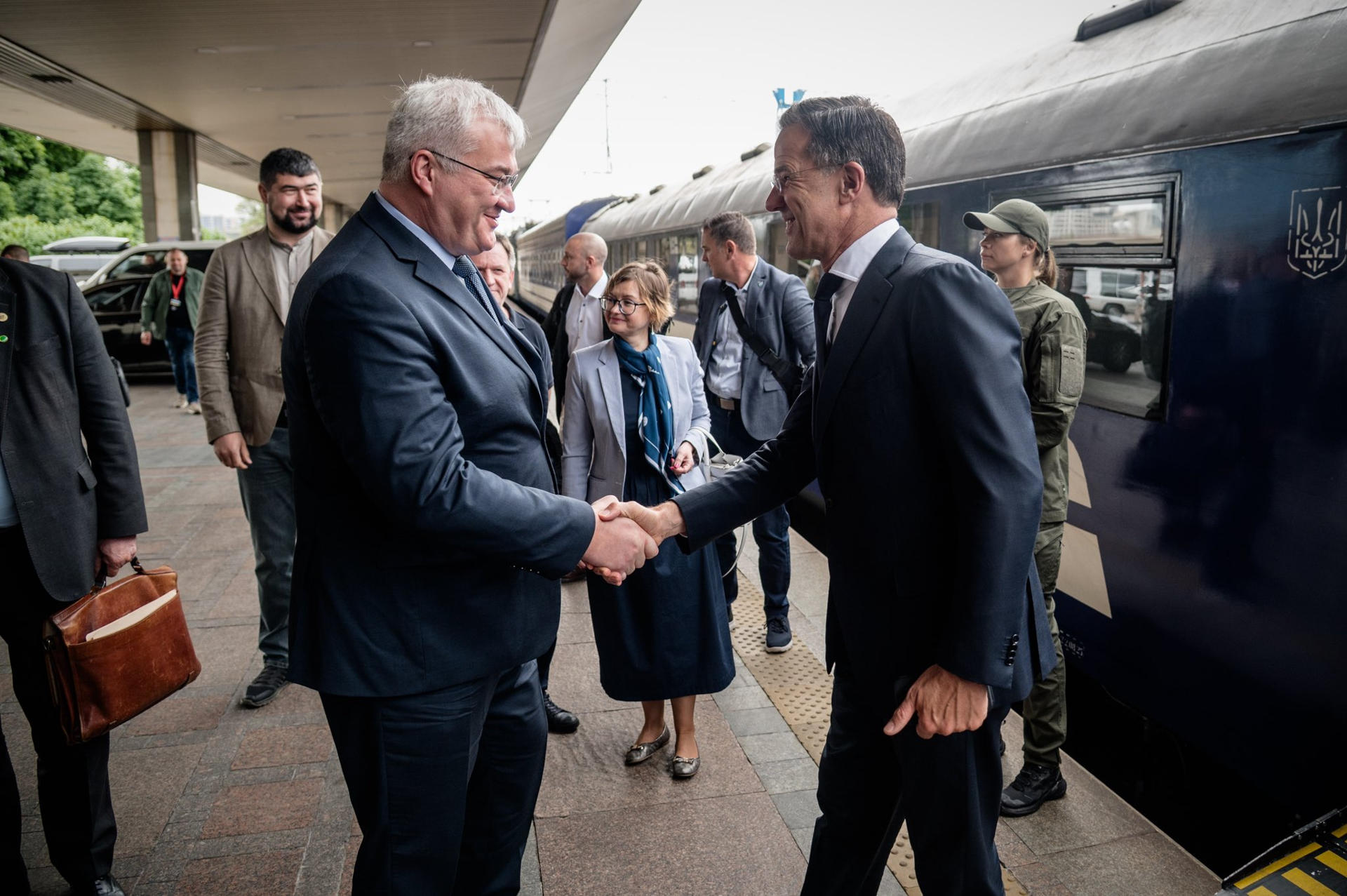 El secretario general de la OTAN, Mark Rutte (d), llegó este miércoles en tren a la capital ucraniana, en una nueva visita al país del jefe de la Alianza que tiene lugar un día después de que Rusia lanzara uno de sus ataques más masivos de toda la guerra contra Kiev y otras ciudades de Ucrania. En un mensaje en X, el ministro ucraniano de Exteriores, Andrí Sibiga, informó de la llegada de Rutte a Kiev "para conversaciones con el presidente" ucraniano, Volodímir Zelenski, y para "importantes reuniones". EFE/ Ministerio de Asuntos Exteriores de Ucrania  - SOLO USO EDITORIAL/SOLO DISPONIBLE PARA ILUSTRAR LA NOTICIA QUE ACOMPAÑA (CRÉDITO OBLIGATORIO) -