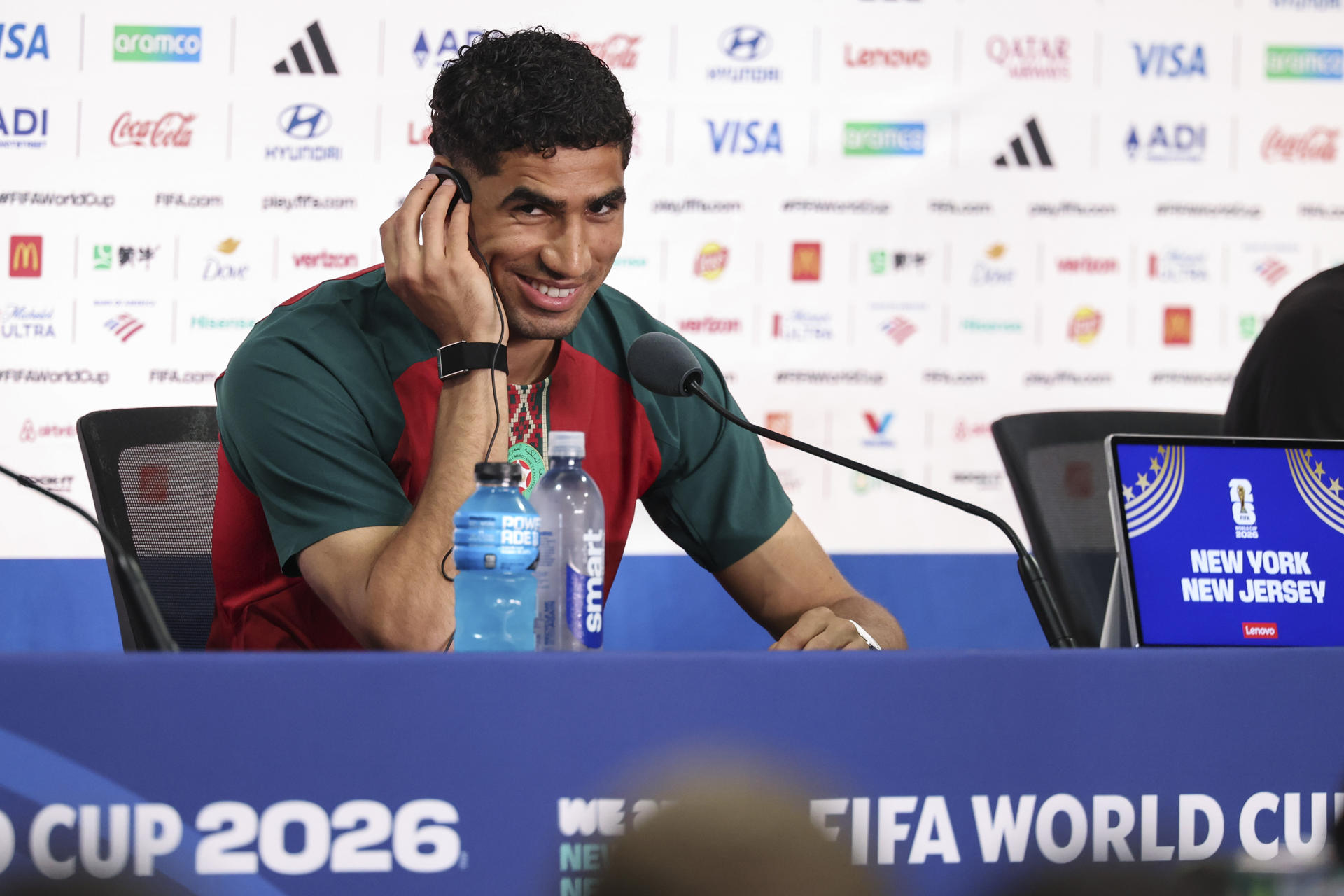 Achraf Hakimi, de Marruecos, participa en una rueda de prensa el pasado 12 de junio, en la ciudad de East Rutherford en New Jersey (EE.UU.). Marruecos enfrentará a Brasil como parte del grupo C del Mundial de la FIFA 2026. EFE/ Sebastiao Moreira