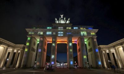 La puerta de Branderburgo iluminada durante el Festival de Luces de Berlín, Alemania. EFE/Tim Brakemeier