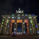 La puerta de Branderburgo iluminada durante el Festival de Luces de Berlín, Alemania. EFE/Tim Brakemeier
