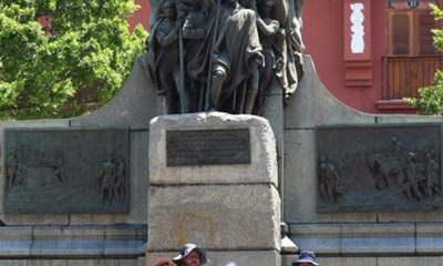 Personas posan para una fotografía junto a la estatua de Simón Bolívar, obra del escultor español Mariano Benlliure, este jueves, del cual se presentó el libro 'Benlliure, entre Balboa y Bolívar' que recorre su obra en Panamá, en Ciudad de Panamá (Panamá). EFE/ Carlos Lemos