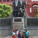 Personas posan para una fotografía junto a la estatua de Simón Bolívar, obra del escultor español Mariano Benlliure, este jueves, del cual se presentó el libro 'Benlliure, entre Balboa y Bolívar' que recorre su obra en Panamá, en Ciudad de Panamá (Panamá). EFE/ Carlos Lemos