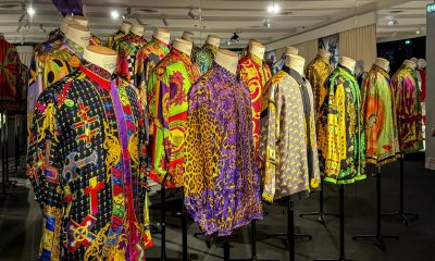 El Museo Maillol de París dedica una exposición a la obra del diseñador italiano Gianni Versace (1946-1997), cuyos conjuntos y diseños se cuentan entre los más célebres de la historia de la moda, 80 años después de su nacimiento. La muestra, titulada 'Gianni Versace. Retrospective', sigue el recorrido del estilista desde sus primeras influencias a orillas del Mediterráneo, en su Regio Calabria natal (al sur de Italia), hasta las más exclusivas pasarelas de París, y estará disponible "durante todo el verano". EFE/ Pol Lloberas Cardona