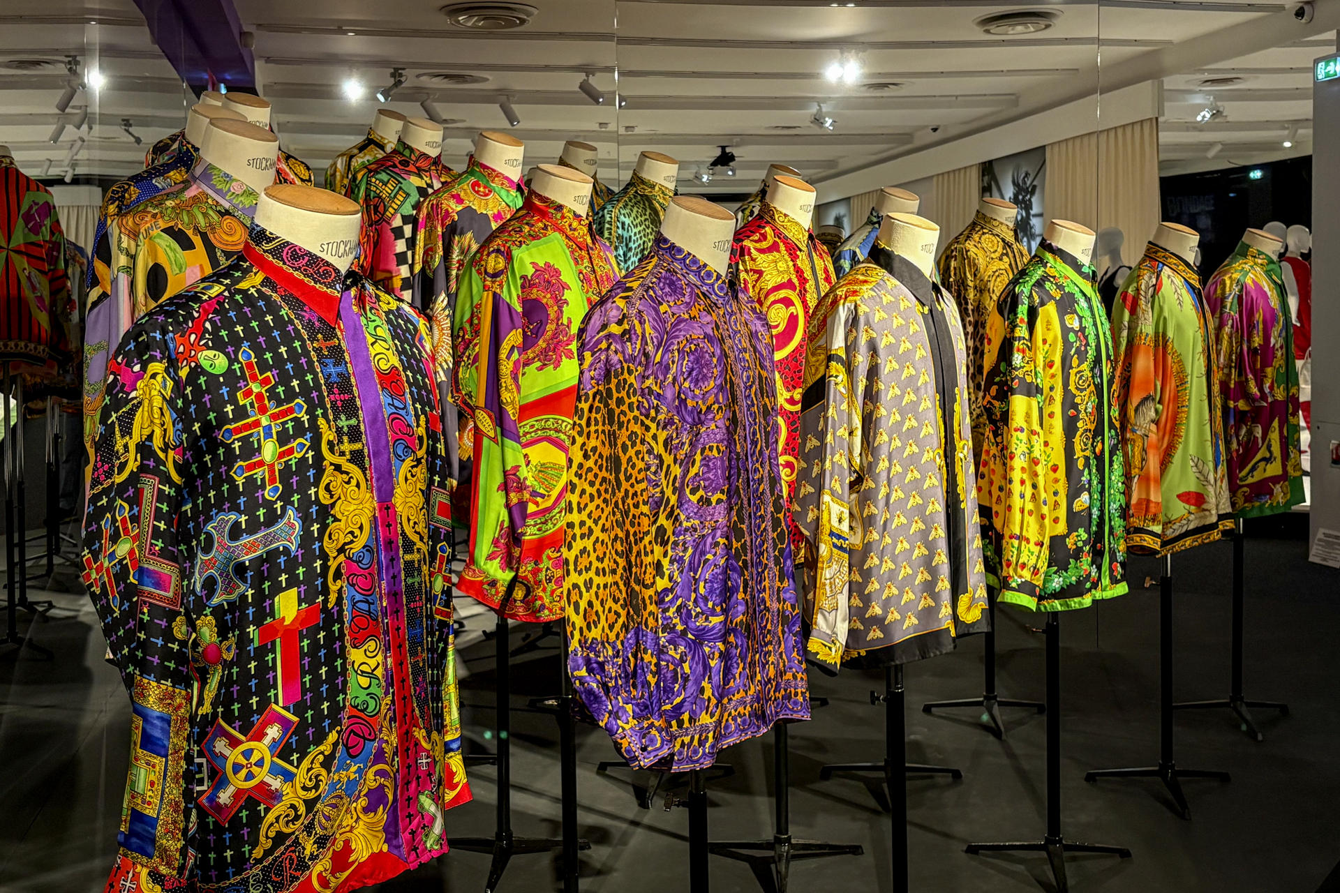 El Museo Maillol de París dedica una exposición a la obra del diseñador italiano Gianni Versace (1946-1997), cuyos conjuntos y diseños se cuentan entre los más célebres de la historia de la moda, 80 años después de su nacimiento. La muestra, titulada 'Gianni Versace. Retrospective', sigue el recorrido del estilista desde sus primeras influencias a orillas del Mediterráneo, en su Regio Calabria natal (al sur de Italia), hasta las más exclusivas pasarelas de París, y estará disponible "durante todo el verano". EFE/ Pol Lloberas Cardona