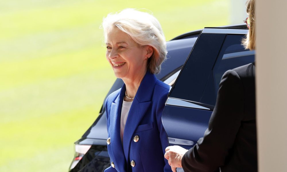 .- La presidenta de la Comisión Europea, Ursula von der Leyen, llega al Hotel Royal antes de la cumbre del G7 en Evian-les-Bains, Francia, el 15 de junio de 2026. La 52ª Cumbre del G7 tendrá lugar del 15 al 17 de junio de 2026 en Evian-les-Bains, a orillas del lago Lemán. (Francia, Ginebra) EFE/EPA/YOAN VALAT