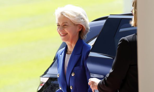 .- La presidenta de la Comisión Europea, Ursula von der Leyen, llega al Hotel Royal antes de la cumbre del G7 en Evian-les-Bains, Francia, el 15 de junio de 2026. La 52ª Cumbre del G7 tendrá lugar del 15 al 17 de junio de 2026 en Evian-les-Bains, a orillas del lago Lemán. (Francia, Ginebra) EFE/EPA/YOAN VALAT