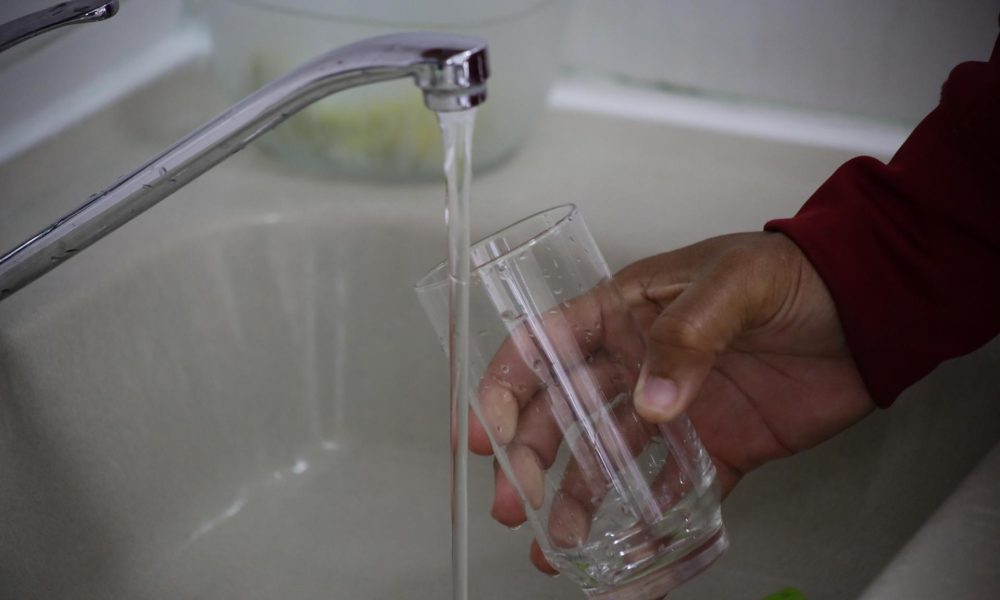 Una persona se sirve un vaso de agua, en una fotografía de archivo. EFE/ Carlos Lemos
