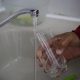 Una persona se sirve un vaso de agua, en una fotografía de archivo. EFE/ Carlos Lemos