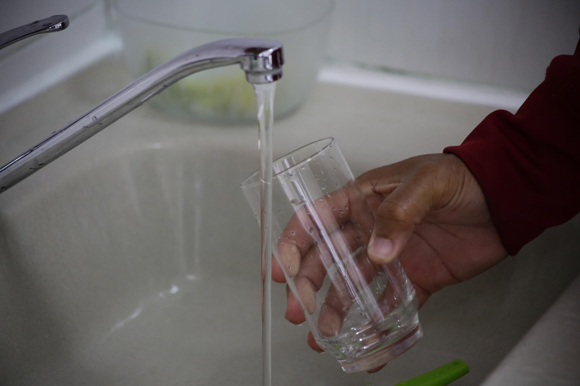 Una persona se sirve un vaso de agua, en una fotografía de archivo. EFE/ Carlos Lemos