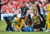 Fotografía del canadiense Ismael Koné (en el suelo), tras sufrir una lesión a raíz de la dura entrada de Assim Madibo, durante el partido disputado por ambas selecciones el pasado 18 de junio. EFE/BOB FRID
