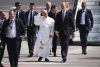 GRAFCAN5289. LA LAGUNA (TENERIFE), 12/06/2026.- El papa León XIV y el rey Felipe VI descienden del avión que debería trasladar al pontífice a Roma tras su viaje ed siete días a España por problemas técnicos que impiden su despegue del aeropuerto de Los Rodeos. EFE/ Alberto Valdés