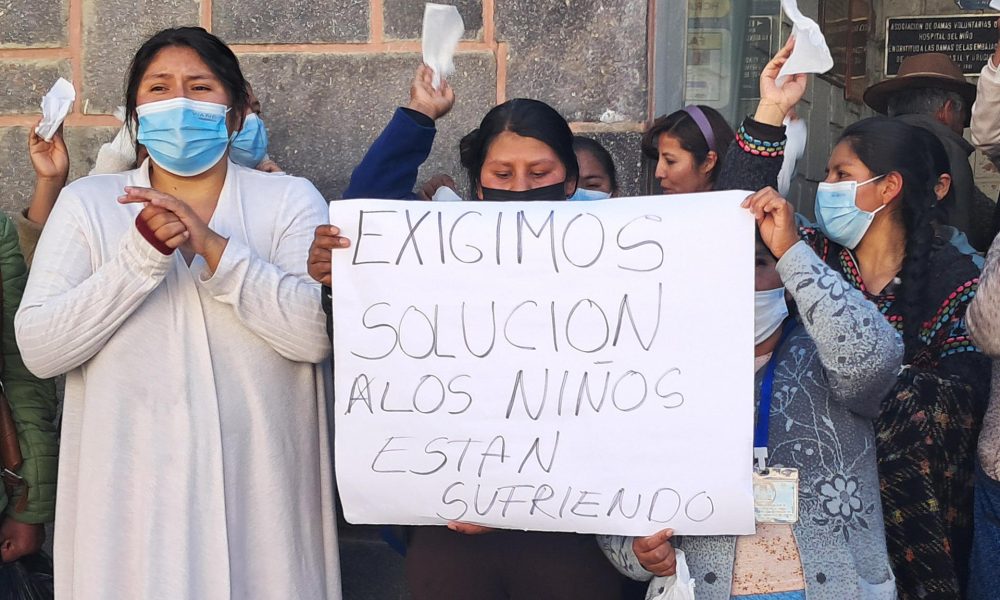 Personas protestan para pedir soluciones a los bloqueos de carreteras que exigen la renuncia del presidente Rodrigo Paz, los cuales impiden el suministro de oxígeno a los hospitales, este miércoles, en La Paz (Bolivia). EFE/Gina Baldivieso