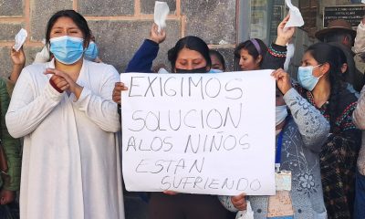 Personas protestan para pedir soluciones a los bloqueos de carreteras que exigen la renuncia del presidente Rodrigo Paz, los cuales impiden el suministro de oxígeno a los hospitales, este miércoles, en La Paz (Bolivia). EFE/Gina Baldivieso