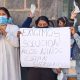 Personas protestan para pedir soluciones a los bloqueos de carreteras que exigen la renuncia del presidente Rodrigo Paz, los cuales impiden el suministro de oxígeno a los hospitales, este miércoles, en La Paz (Bolivia). EFE/Gina Baldivieso