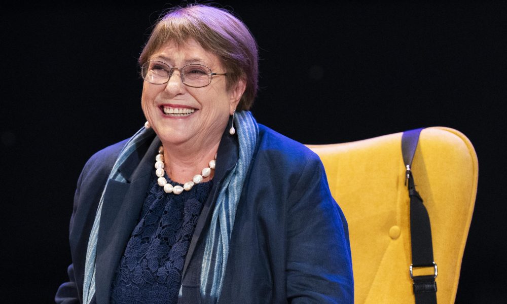 Imagen de archivo de la expresidenta de Chile y candidata a la Secretaría General de la ONU, Michelle Bachelet, reacciona durante el conversatorio 'a 20 años del primer gobierno paritario presidido por una mujer', en la Universidad de Valparaíso, en Valparaíso (Chile).
EFE/ Adriana Thomasa