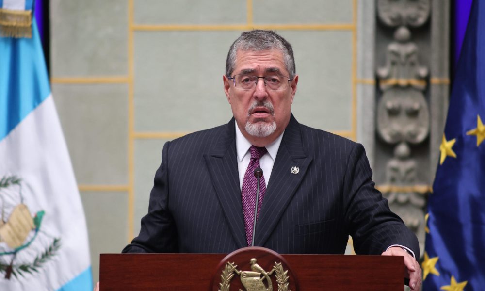 Fotografía de archivo del presidente de Guatemala, Bernardo Arévalo de León, durante una rueda de prensa en el Palacio Nacional de la Cultura, en Ciudad de Guatemala (Guatemala). EFE/ Christian Gutiérrez