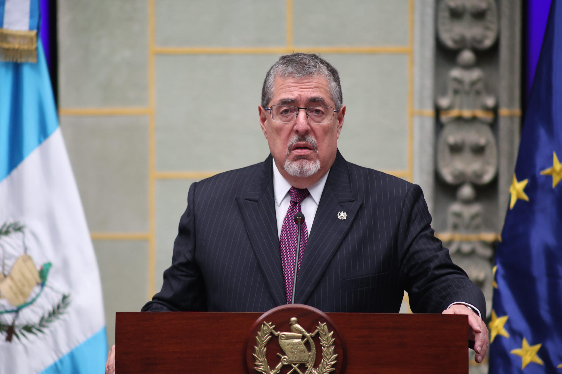 Fotografía de archivo del presidente de Guatemala, Bernardo Arévalo de León, durante una rueda de prensa en el Palacio Nacional de la Cultura, en Ciudad de Guatemala (Guatemala). EFE/ Christian Gutiérrez
