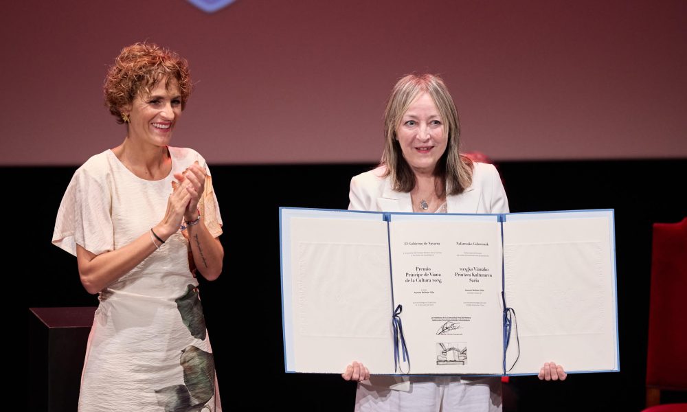 La presidenta de Navarra, María Chivite (i), preside el acto de entrega del Premio Príncipe de Viana de la Cultura 2026, que este año reconoce a la cantante navarra Aurora Beltrán (d). EFE/ Gobierno De Navarra/Jesús M. Garzaron SOLO USO EDITORIAL/SOLO DISPONIBLE PARA ILUSTRAR LA NOTICIA QUE ACOMPAÑA (CRÉDITO OBLIGATORIO)