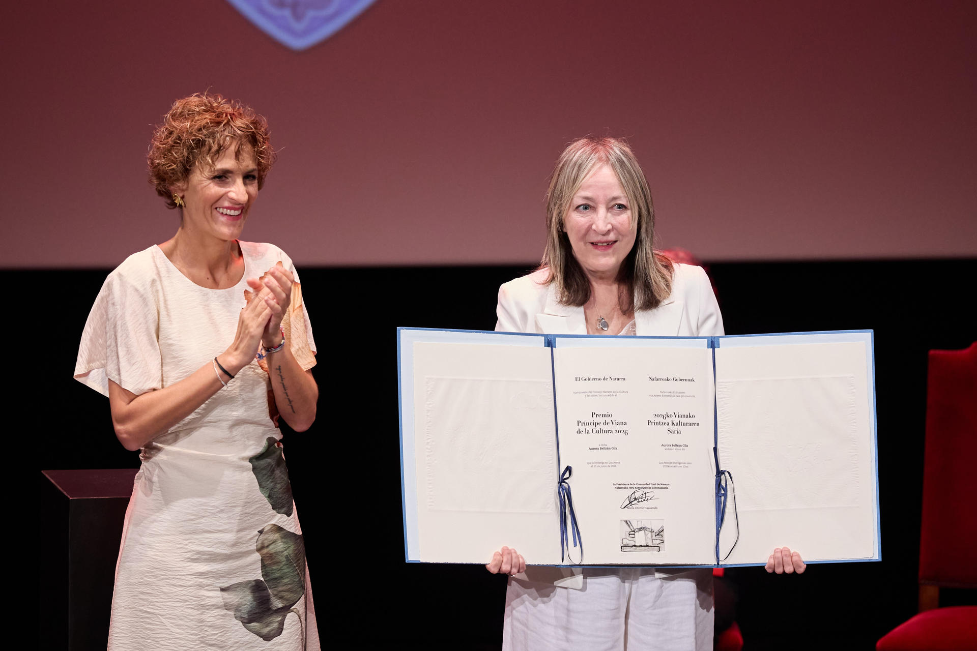La presidenta de Navarra, María Chivite (i), preside el acto de entrega del Premio Príncipe de Viana de la Cultura 2026, que este año reconoce a la cantante navarra Aurora Beltrán (d). EFE/ Gobierno De Navarra/Jesús M. Garzaron SOLO USO EDITORIAL/SOLO DISPONIBLE PARA ILUSTRAR LA NOTICIA QUE ACOMPAÑA (CRÉDITO OBLIGATORIO)