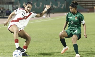 C. Cox (i) de Perú disputa el balón con Karen Rodríguez de Bolivia este martes en un partido de la Liga de Naciones en el estadio Miguel Grau en Callao (Perú). EFE/ Sebastián Blanco Salazar