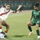 C. Cox (i) de Perú disputa el balón con Karen Rodríguez de Bolivia este martes en un partido de la Liga de Naciones en el estadio Miguel Grau en Callao (Perú). EFE/ Sebastián Blanco Salazar