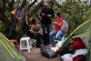 Familiares de presos políticos esperan en un campamento frente a la embajada de los Estados Unidos este viernes, en Caracas (Venezuela). EFE/ Ronald Peña