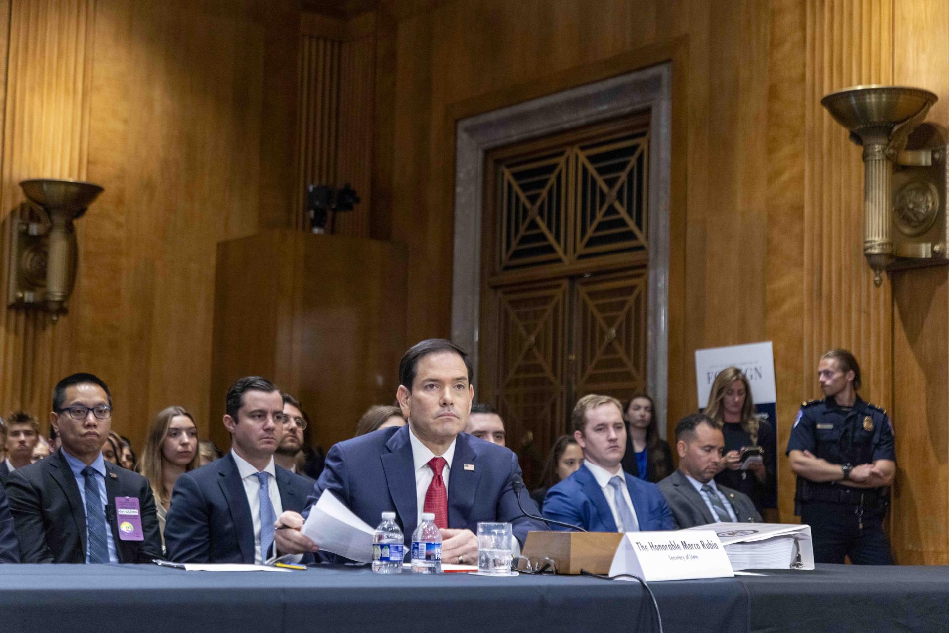 El secretario de Estado de Estados Unidos, Marco Rubio, comparece ante el Comité de Relaciones Exteriores del Senado en la audiencia sobre la solicitud de presupuesto del Departamento de Estado para el año fiscal 2027 en el Capitolio en Washington, DC, EE. UU., el 2 de junio de 2026. EFE/EPA/Shawn Thew