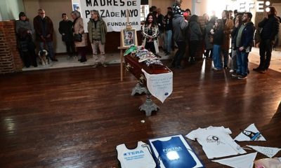 Personas fueron captadas este 15 de junio al asistir al funeral de Taty Almeida, presidenta de Madres de Plaza de Mayo-Linea Fundadora, en Buenos Aires (Argentina). EFE/Matías Campaya