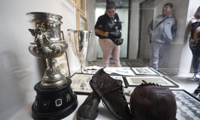 Personas observan la exposición ‘Cuando España jugó en México’ en la que el presidente de la Real Federación Española de Fútbol, Rafael Louzán aseguró este miércoles que hay paz y tranquilidad entre los jugadores a falta de un día para que arranque el Mundial en Ciudad de México (México). EFE/ Sáshenka Gutiérrez