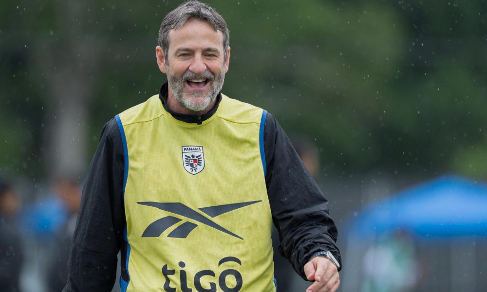 Fotografía difundida por la Federación Panameña de Fútbol (Fepafut) del seleccionador Thomas Christiansen durante un entrenamiento, este domngo en Toronto de cara al debut en el Mundial contra Ghana, este 17 de junio. EFE/ Eliecer Aizprua / Fepafut / SOLO USO EDITORIAL/ SOLO DISPONIBLE PARA ILUSTRAR LA NOTICIA QUE ACOMPAÑA (CRÉDITO OBLIGATORIO)