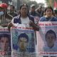 Personas caminan sosteniendo carteles con fotografías durante una manifestación, en Ciudad de México (México). EFE/ Sáshenka Gutiérrez