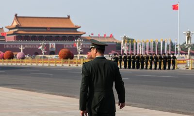 Imagen de archivo de una persona uniformada caminando mientras miembros de la guardia de honor del Ejército Popular de Liberación de China (EPL) se alinean con la Puerta de Tiananmén al fondo en Pekín, China, el 12 de mayo de 2026.
EFE/EPA/MAXIM SHEMETOV / POOL
EFE/ Álvaro Alfaro