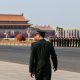 Imagen de archivo de una persona uniformada caminando mientras miembros de la guardia de honor del Ejército Popular de Liberación de China (EPL) se alinean con la Puerta de Tiananmén al fondo en Pekín, China, el 12 de mayo de 2026.
EFE/EPA/MAXIM SHEMETOV / POOL
EFE/ Álvaro Alfaro