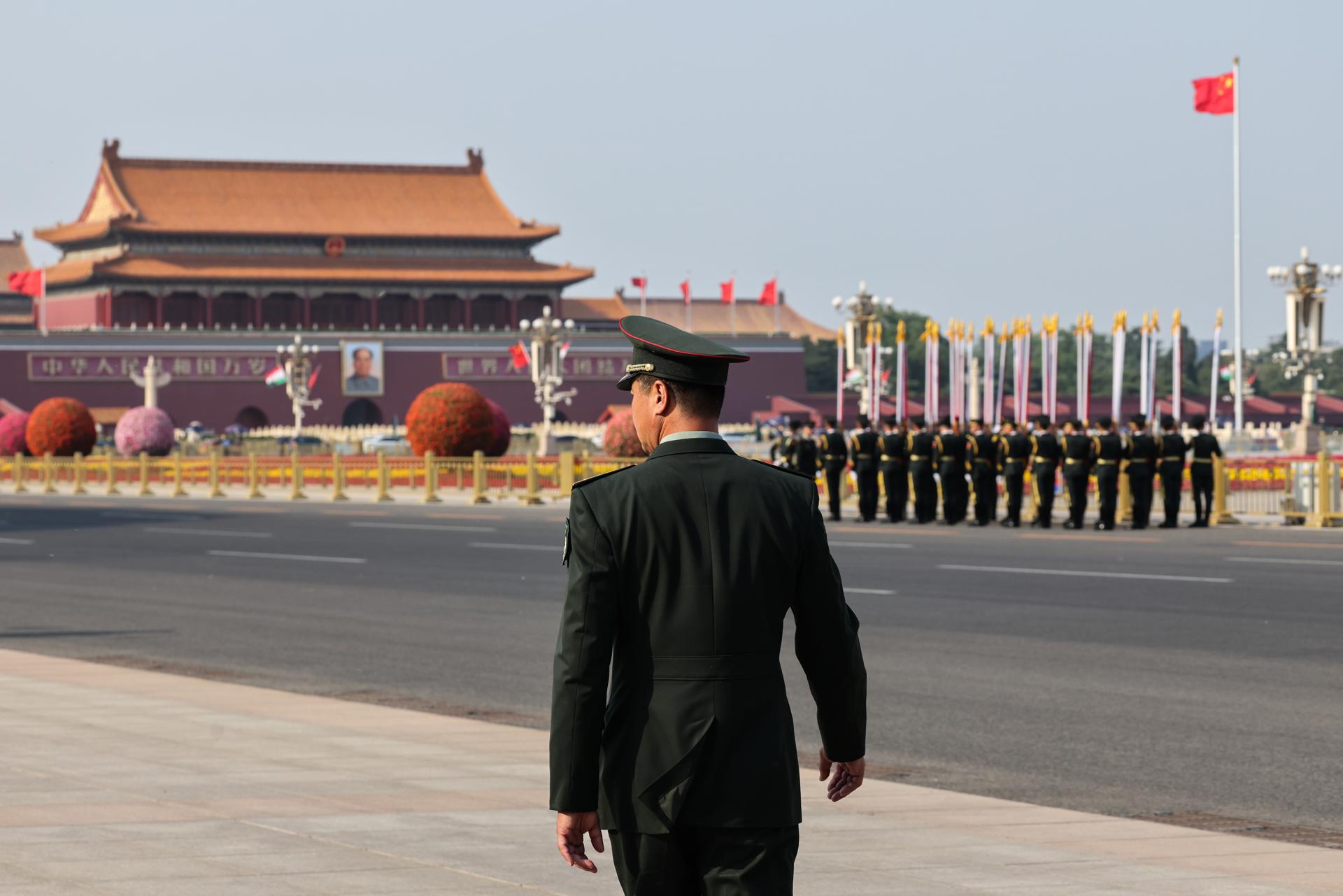 Imagen de archivo de una persona uniformada caminando mientras miembros de la guardia de honor del Ejército Popular de Liberación de China (EPL) se alinean con la Puerta de Tiananmén al fondo en Pekín, China, el 12 de mayo de 2026.
EFE/EPA/MAXIM SHEMETOV / POOL
EFE/ Álvaro Alfaro