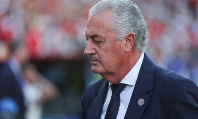 El seleccionador de Paraguay, Gustavo Alfaro, reacciona este viernes, en un partido del grupo D del Mundial de la FIFA 2026 entre Turquía y Paraguay, en el estadio Levi´s en Santa Clara (Estados Unidos). EFE/ Miguel Gutiérrez