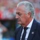 El seleccionador de Paraguay, Gustavo Alfaro, reacciona este viernes, en un partido del grupo D del Mundial de la FIFA 2026 entre Turquía y Paraguay, en el estadio Levi´s en Santa Clara (Estados Unidos). EFE/ Miguel Gutiérrez