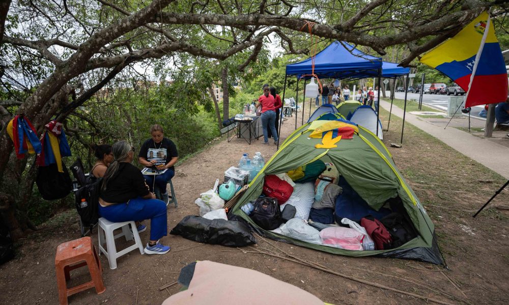 Familiares de presos políticos esperan en un campamento frente a la embajada de los Estados Unidos este viernes, en Caracas (Venezuela). EFE/ Ronald Peña