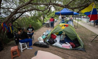 Familiares de presos políticos esperan en un campamento frente a la embajada de los Estados Unidos este viernes, en Caracas (Venezuela). EFE/ Ronald Peña