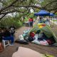 Familiares de presos políticos esperan en un campamento frente a la embajada de los Estados Unidos este viernes, en Caracas (Venezuela). EFE/ Ronald Peña